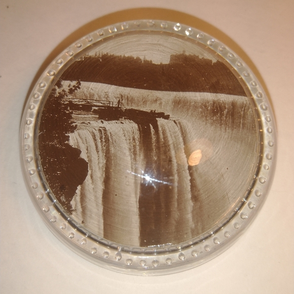 Vintage Niagara Falls paper weight. - Picture 2 of 3